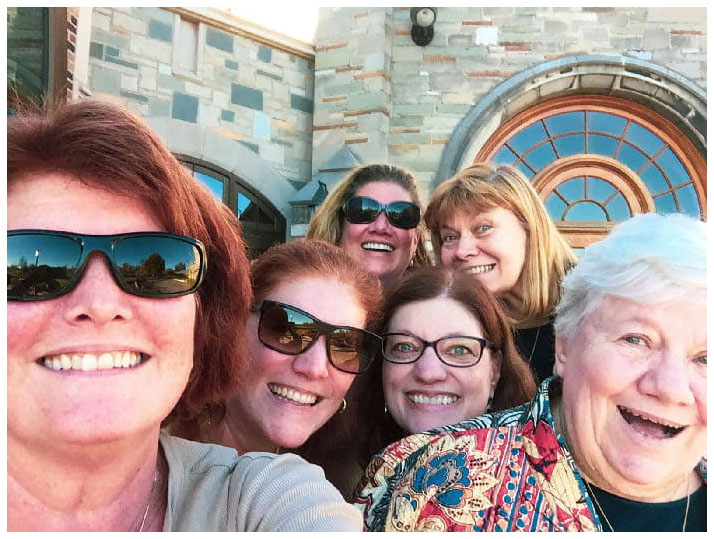 A selfie of Laurie Irish-Jones with her mother and her four sisters